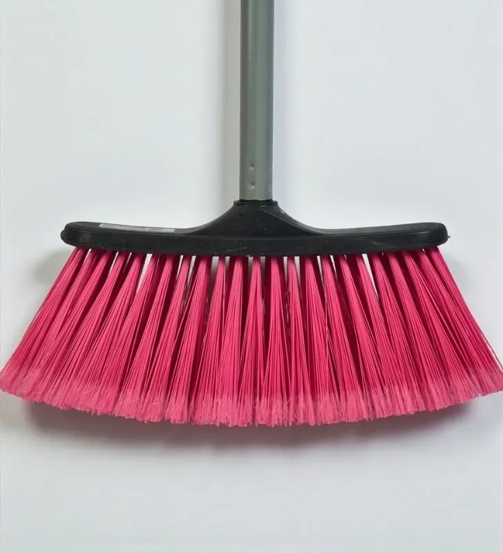 Escoba Chica Económica La Favorita Marca Ideal – Herramienta de Limpieza Compacta