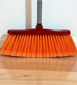 Escoba Moño Marca Ideal – Herramienta de Limpieza Compacta