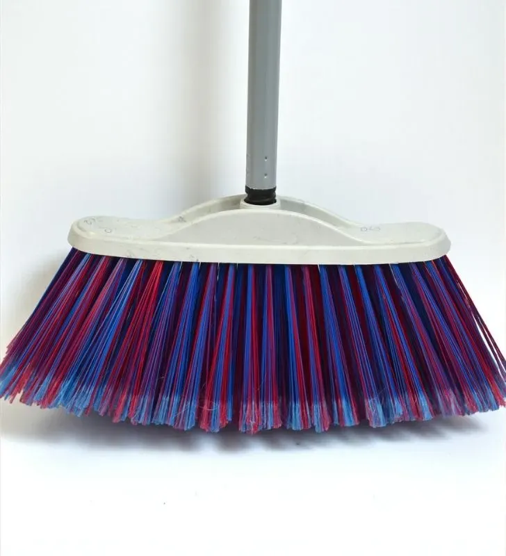 Escoba Tipo Oro Marca Ideal – Herramienta de Limpieza Compacta