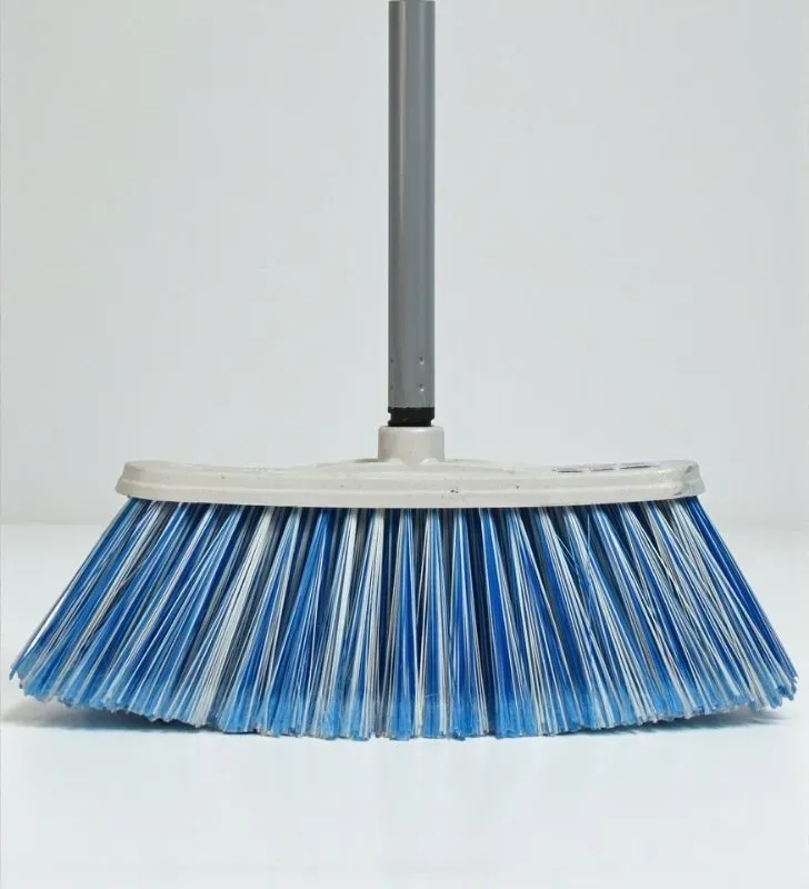 Escoba Caramelo Marca Ideal – Herramienta de Limpieza Compacta