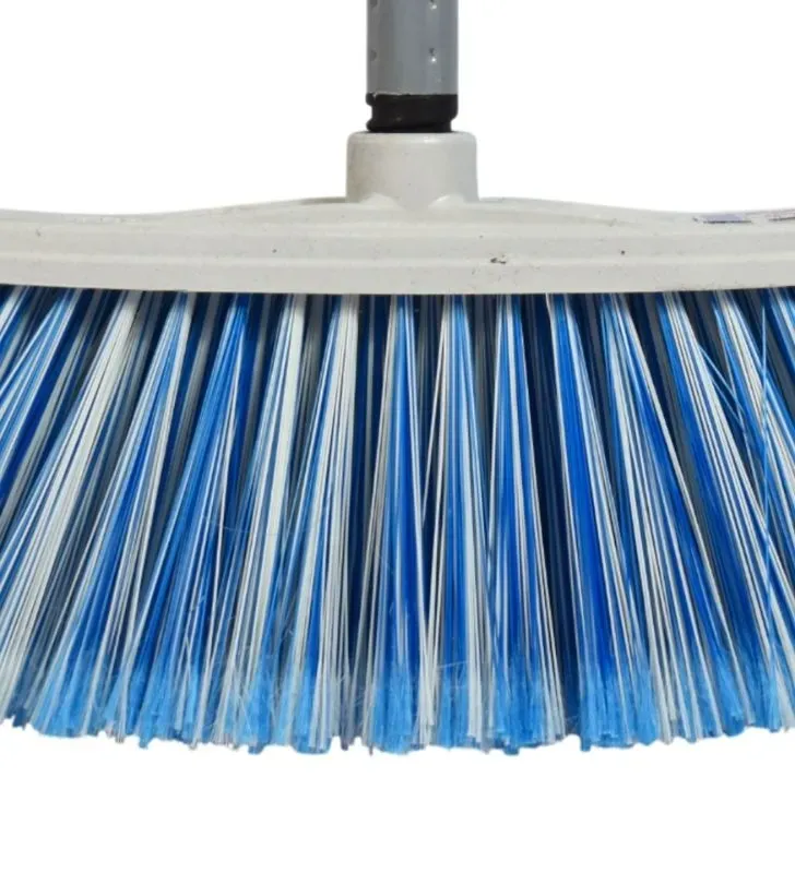 Escoba Caramelo Marca Ideal – Herramienta de Limpieza Compacta