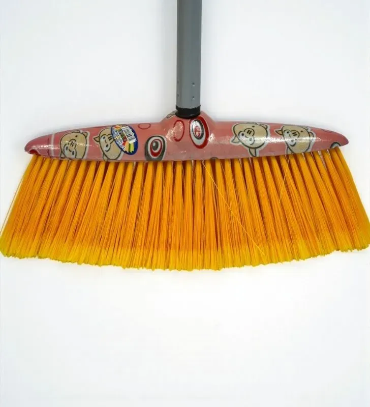 Escoba Romana Marca Ideal – Herramienta de Limpieza Compacta