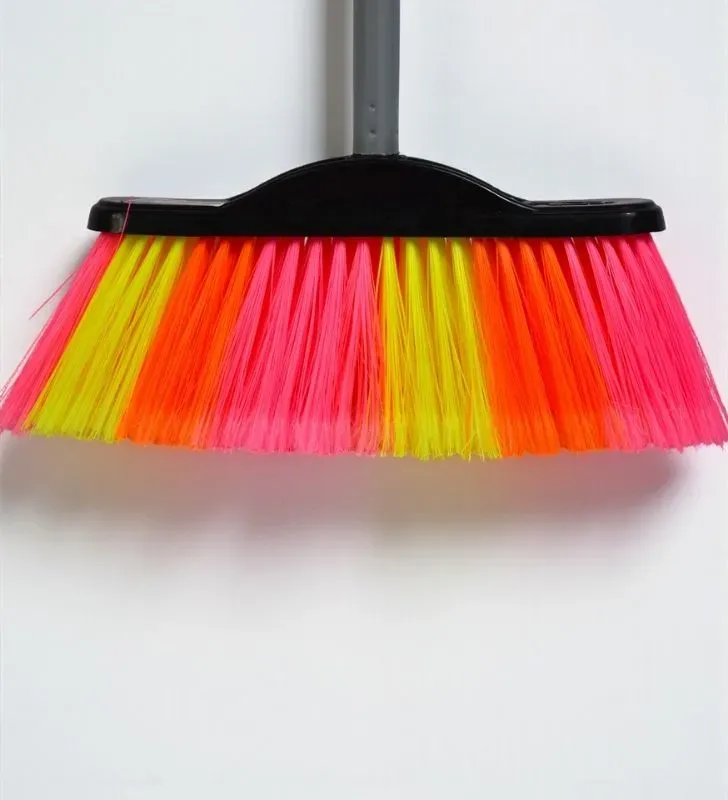 Escoba Marbella Marca Ideal – Herramienta de Limpieza Compacta