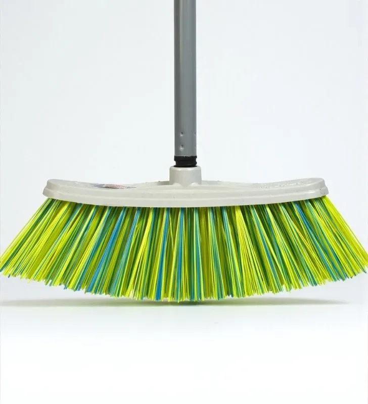 Escoba Rígida Chica Marca Ideal – Herramienta de Limpieza Compacta