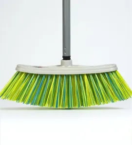 Escoba Rígida Chica Marca Ideal – Herramienta de Limpieza Compacta