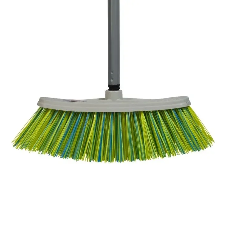 Escoba Rígida Chica Marca Ideal – Herramienta de Limpieza Compacta