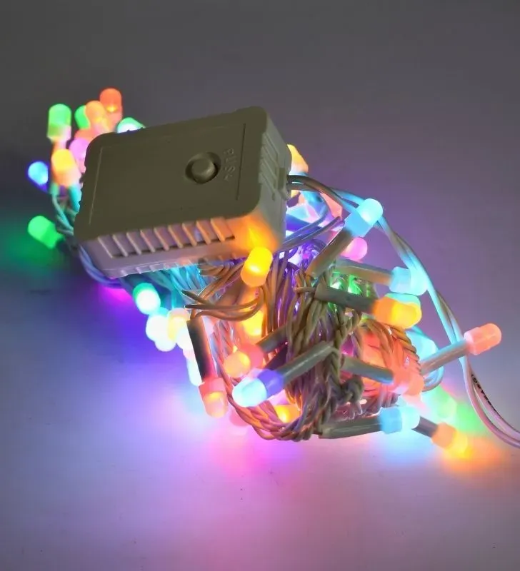 Series Navideñas Navicolors L564002 – 100 LED Multicolor Cable Blanco (Para Navidad)