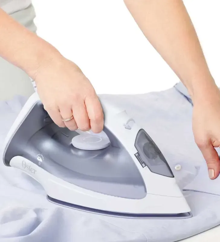 Plancha Básica Oster 2122069 – Ligera, Suela Anti-adherente, 1000 W, 127 V