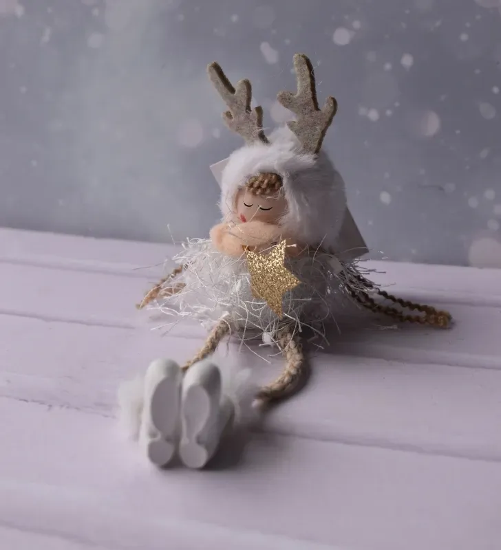 Colgante navideño niña con orejas de reno – colores rosa, café y blanco