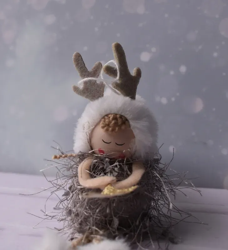 Colgante navideño niña con orejas de reno – colores rosa, café y blanco