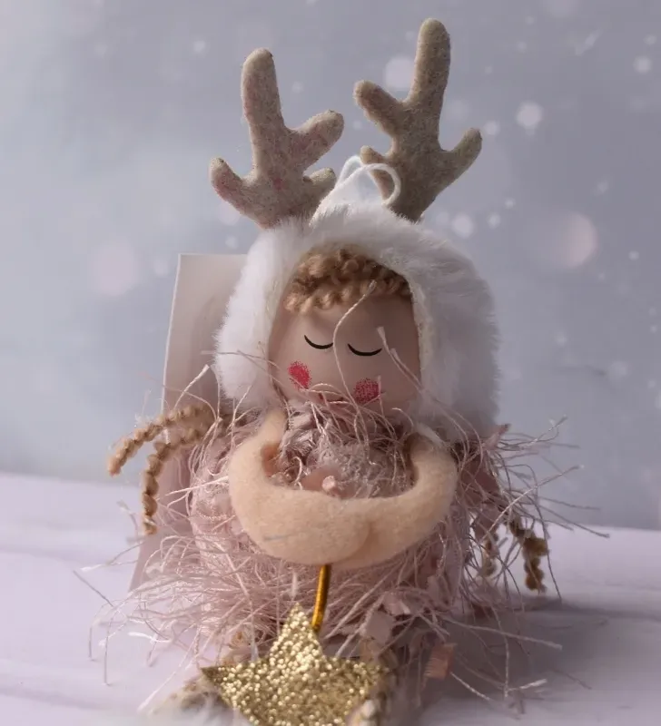 Colgante navideño niña con orejas de reno – colores rosa, café y blanco