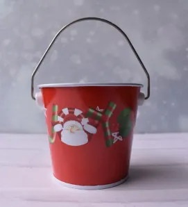 Cube­ta metálica navideña roja 7.2×8.2×6 cm con agarradera