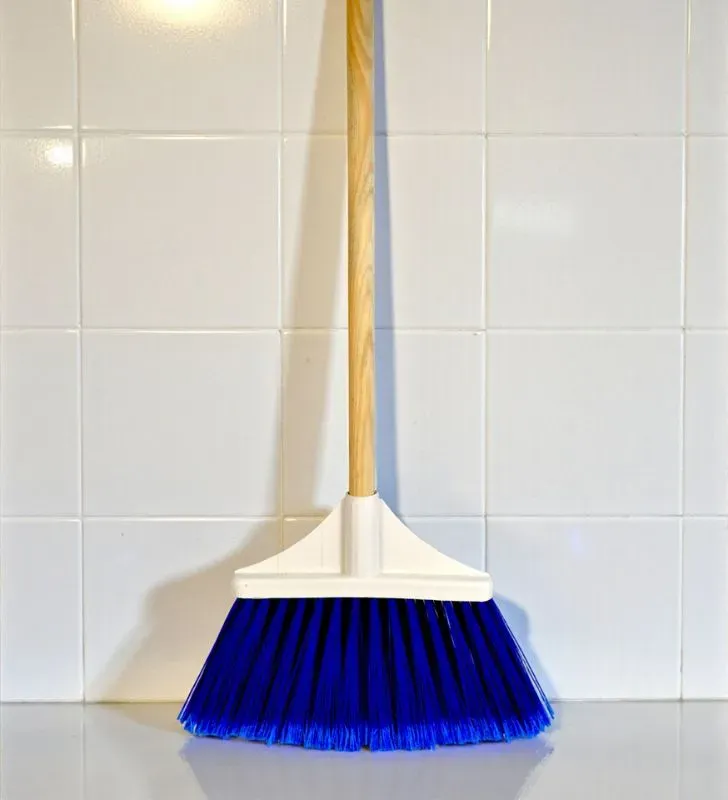 Escoba Abanico Corta Flipp F-400 - Limpieza Eficiente y Ligera