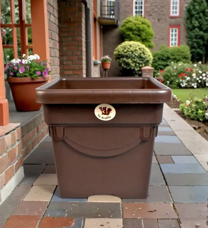Maceta Aimme Cuadrada No. 20 La Ardilla - Color Chocolate