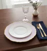 Plato Base Génova Plástico Rosa con Borde Dorado 3702P | Marca Vittori
