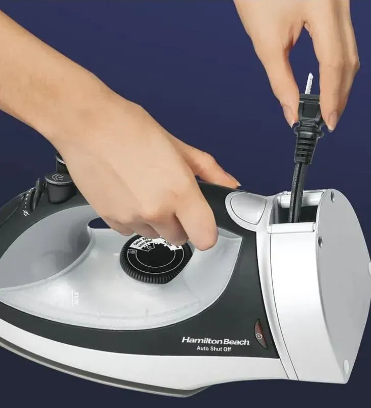 Plancha Hamilton Beach 14210R | Anti‑adh. con cable retráctil y vapor vertical