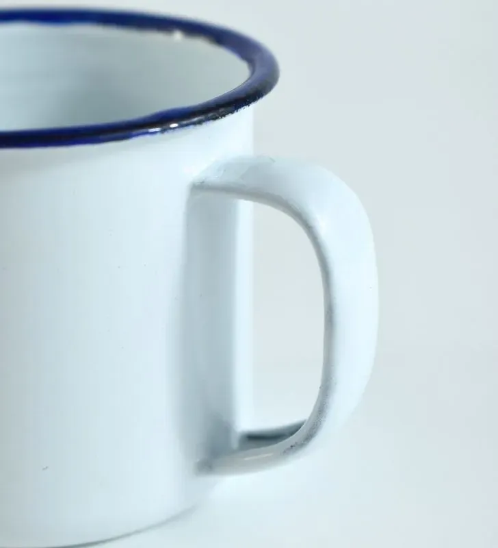 Pocillo de Peltre Pequeño – Resistente y Clásico flores