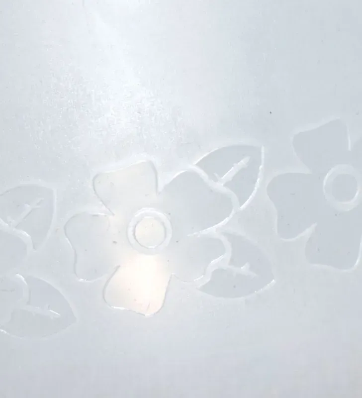 Hielera Guirnalda Polipro Circular con Corazones y "Felicidades" – Ideal para Eventos